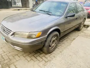 Toyota Camry LE 4dr Sedan (2.2L 4cyl 4A) 2001 Gold