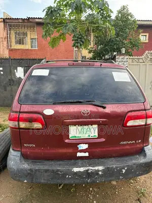 Toyota Sienna 2002 Red