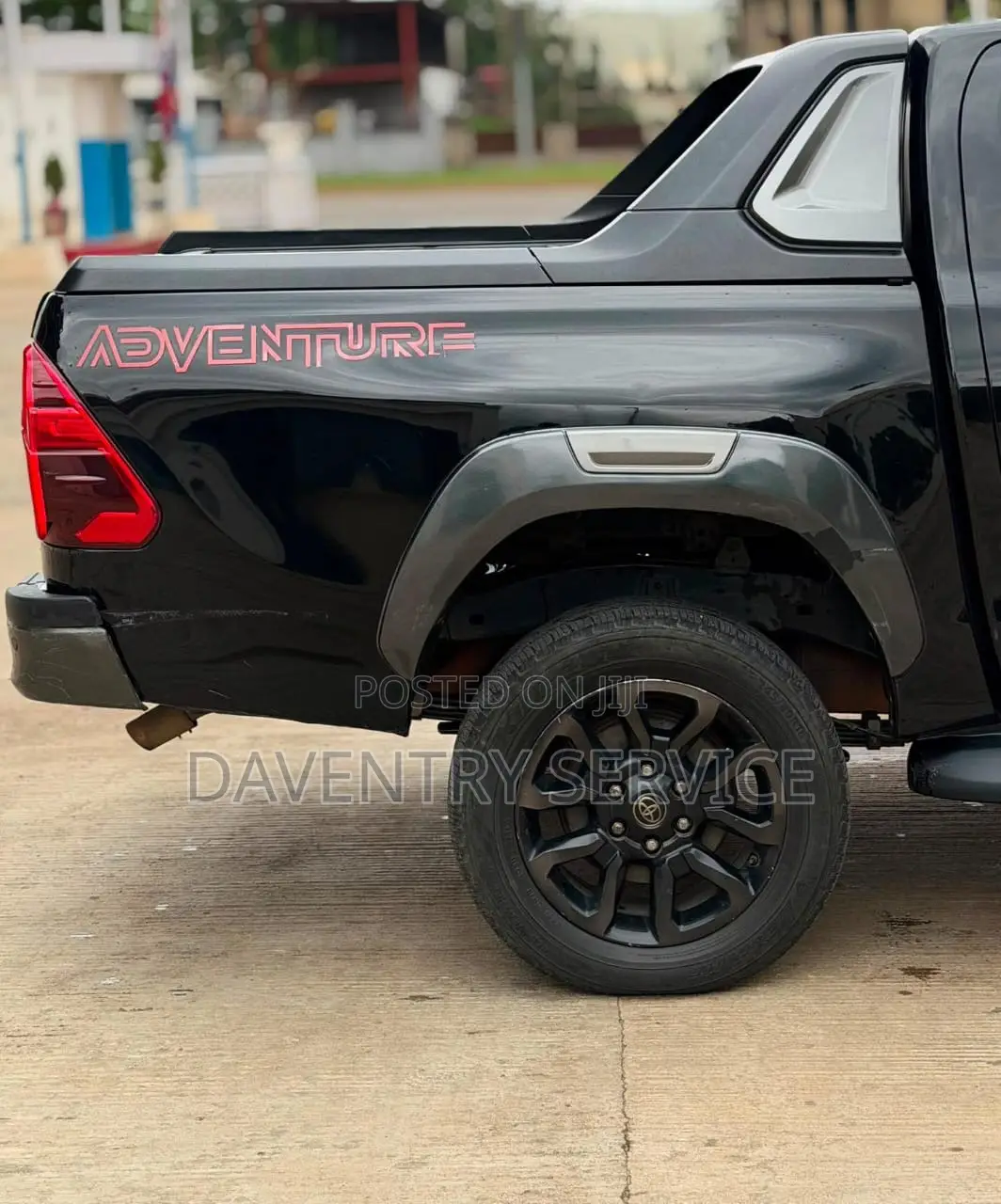 Toyota Hilux 2021 Black