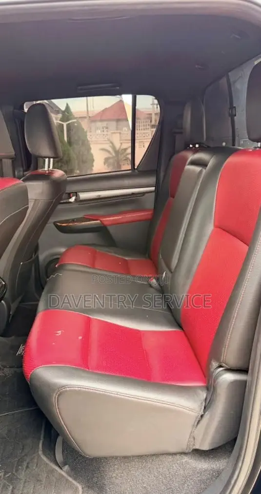 Toyota Hilux 2021 Black