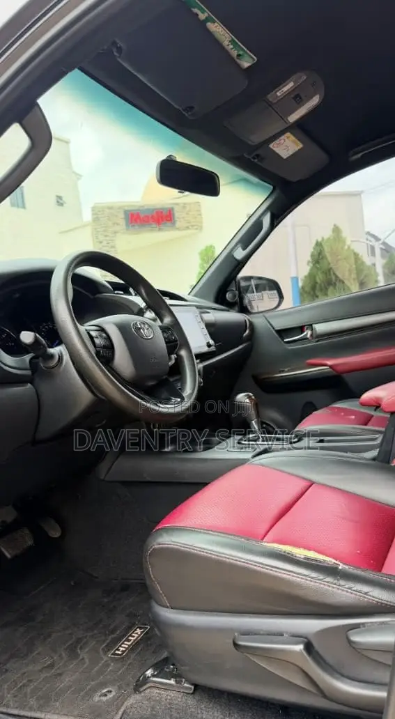 Toyota Hilux 2021 Black