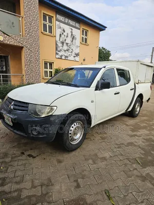 Mitsubishi L200 2011 White