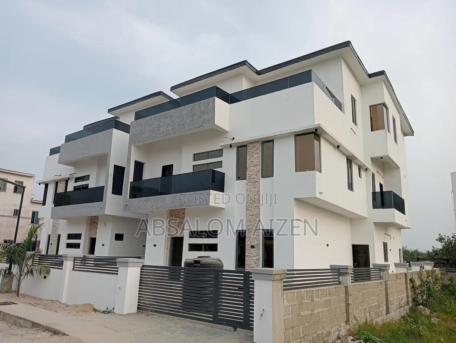 Fully Detached 6 Bedroom House With Bq