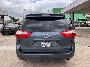 Toyota Sienna 2016 Blue