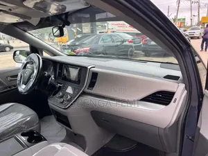 Toyota Sienna 2016 Blue