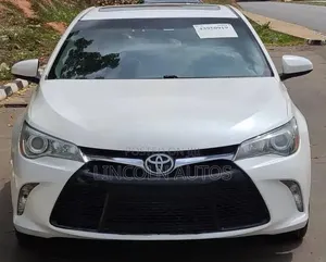 Toyota Camry SE w/Special Edition Pkg (2.5L 4cyl 6A) 2016 White