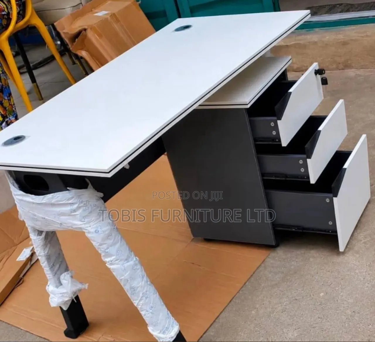 Modern Office Table With Mobile Drawer Cabinet