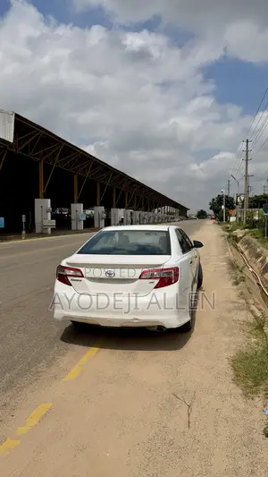 Toyota Camry SE 4dr Sedan (2.5L 4cyl 6A) 2012 White