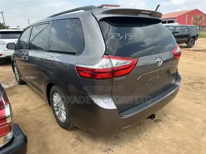 Toyota Sienna XLE 8 Passenger (3.5L 6cyl 8A) 2017 Gray