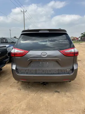 Toyota Sienna XLE 8 Passenger (3.5L 6cyl 8A) 2017 Gray