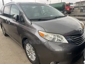 Toyota Sienna XLE AWD 7-Passenger 2013 Gray