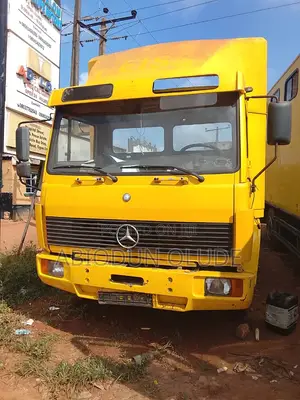 Mercedes-Benz Truck 1996 Yellow