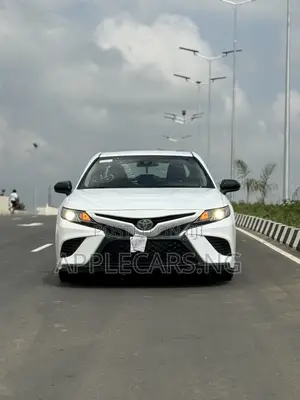 Toyota Camry SE (2.5L 4cyl 8A) 2019 White