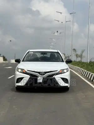 Toyota Camry SE (2.5L 4cyl 8A) 2019 White