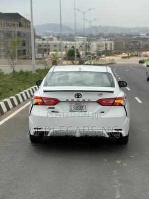Toyota Camry SE (2.5L 4cyl 8A) 2019 White