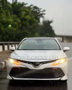 Toyota Camry XLE FWD (2.5L 4cyl 8AM) 2018 White