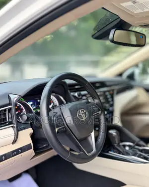 Toyota Camry XLE FWD (2.5L 4cyl 8AM) 2018 White