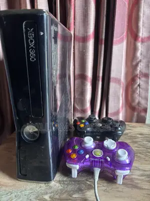 Xbox 360 Slim (Hacked With Games)