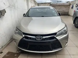 Toyota Camry SE 4dr Sedan (2.5L 4cyl 6A) 2015 Gold