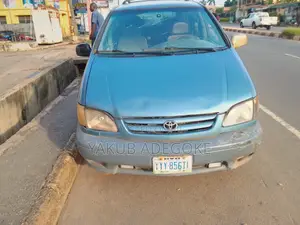 Toyota Sienna LE 2002 Blue