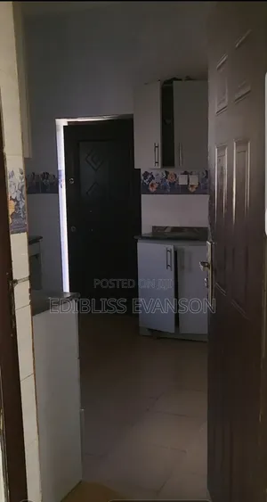 3bdrm Block of Flats in Penthouse Estate, Pyakasa for rent
