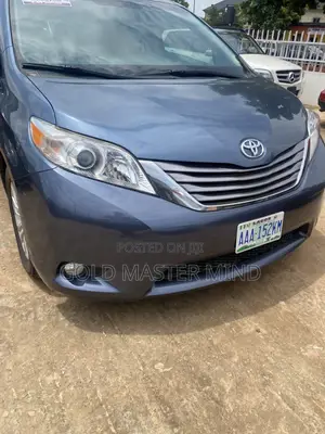 Toyota Sienna XLE 7 Passenger (3.5L 6cyl 6A) 2016 Blue