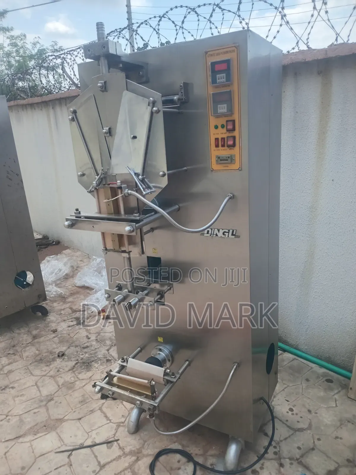 Dingli Semi Automatic Sachet Machine