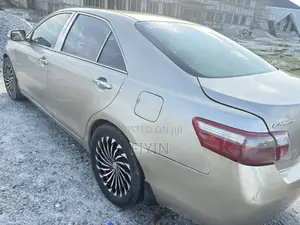 Toyota Camry SE V6 4dr Sedan (3.5L 6cyl 6AM) 2010 Gold