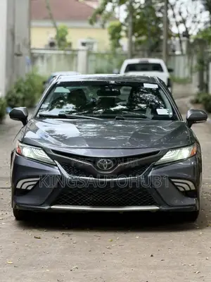 Toyota Camry SE FWD (2.5L 4cyl 8AM) 2018 Gray