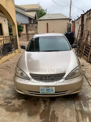 Toyota Camry SE V6 4dr Sedan (3.3L 6cyl 5A) 2006 Gold