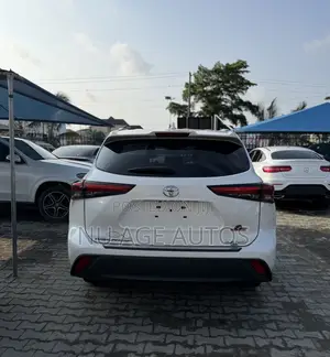 Toyota Highlander XLE 2021 White