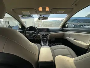 Hyundai Elantra SE Sedan FWD (1.8L 4cyl 6A) 2016