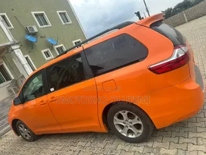 Toyota Sienna LE 8-Passenger 4dr Minivan (3.5L 6cyl 6A) 2015 Orange