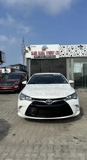 Toyota Camry SE 4dr Sedan (2.5L 4cyl 6A) 2015 White