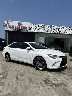 Toyota Camry SE 4dr Sedan (2.5L 4cyl 6A) 2015 White