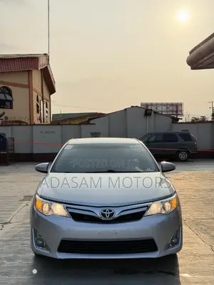 Toyota Camry XLE V6 4dr Sedan (3.5L 6cyl 6A) 2013 Silver