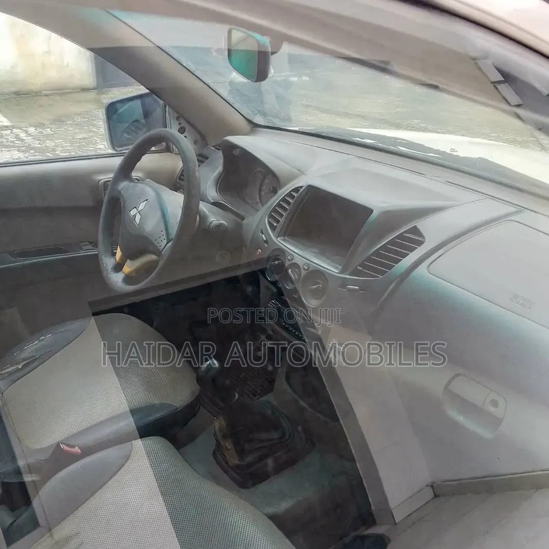 Mitsubishi L200 2010 White