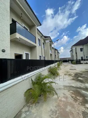 4bdrm Duplex in Gaduwa for sale