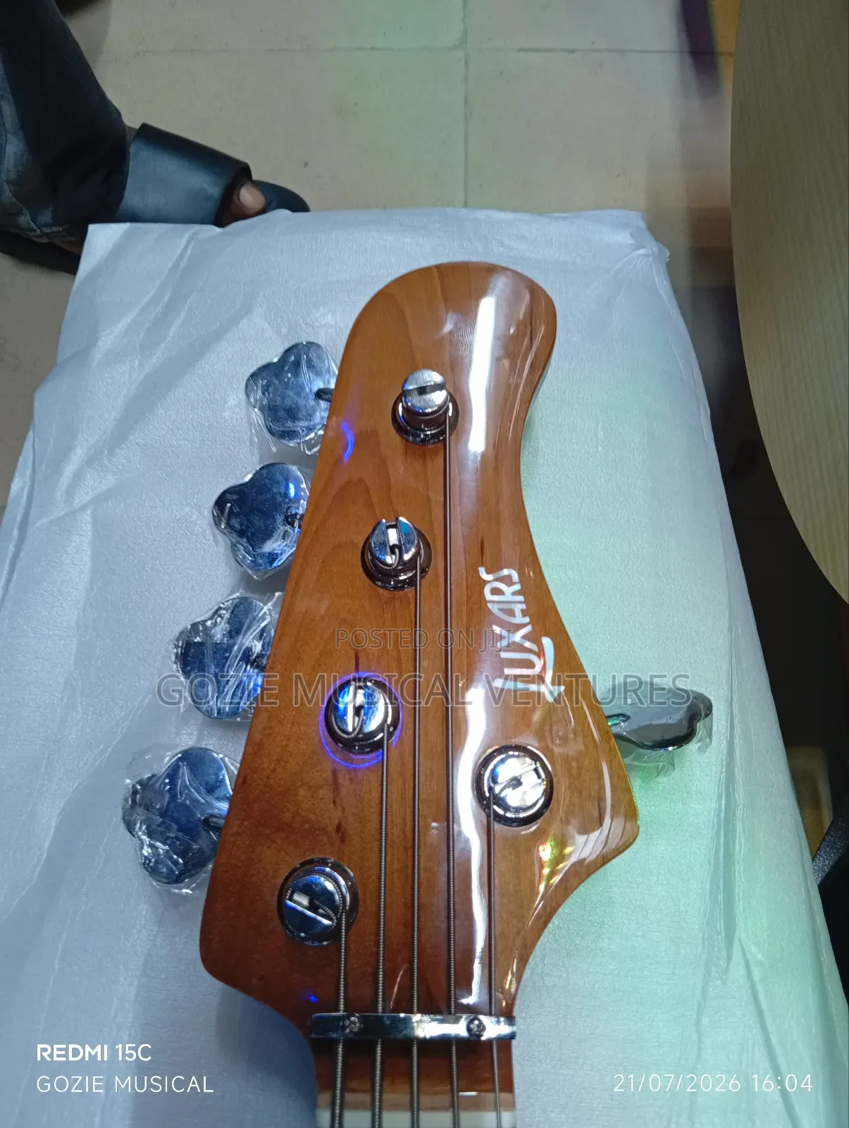 Luxars 6-String Ative Electric Bass Guitar.