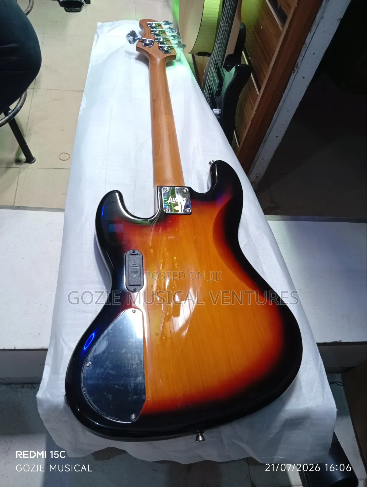 Luxars 6-String Ative Electric Bass Guitar.