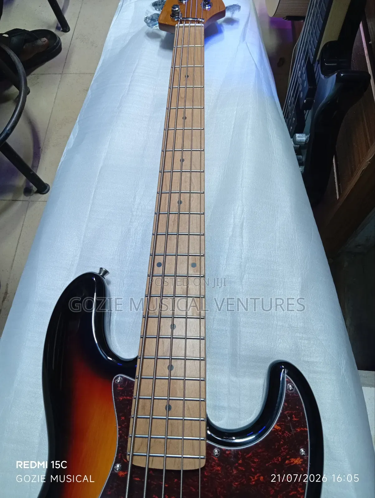 Luxars 6-String Ative Electric Bass Guitar.