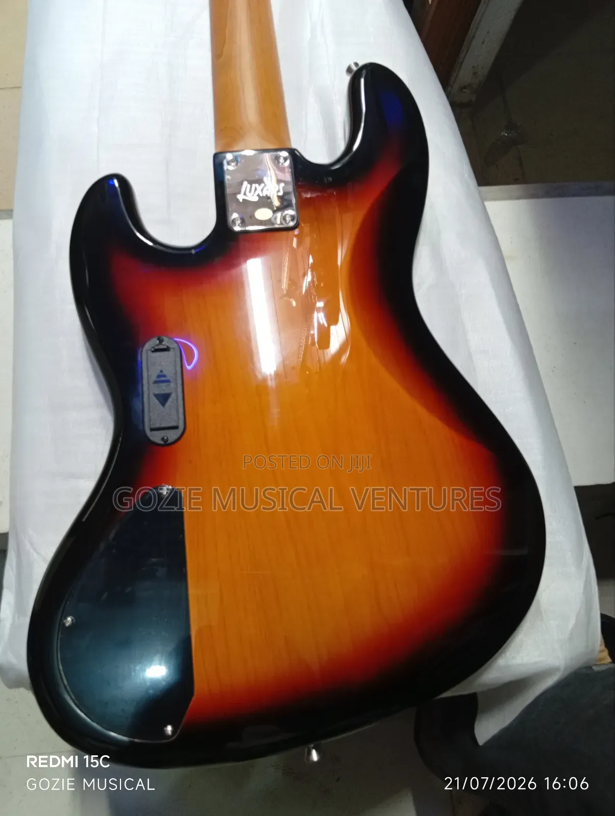 Luxars 6-String Ative Electric Bass Guitar.