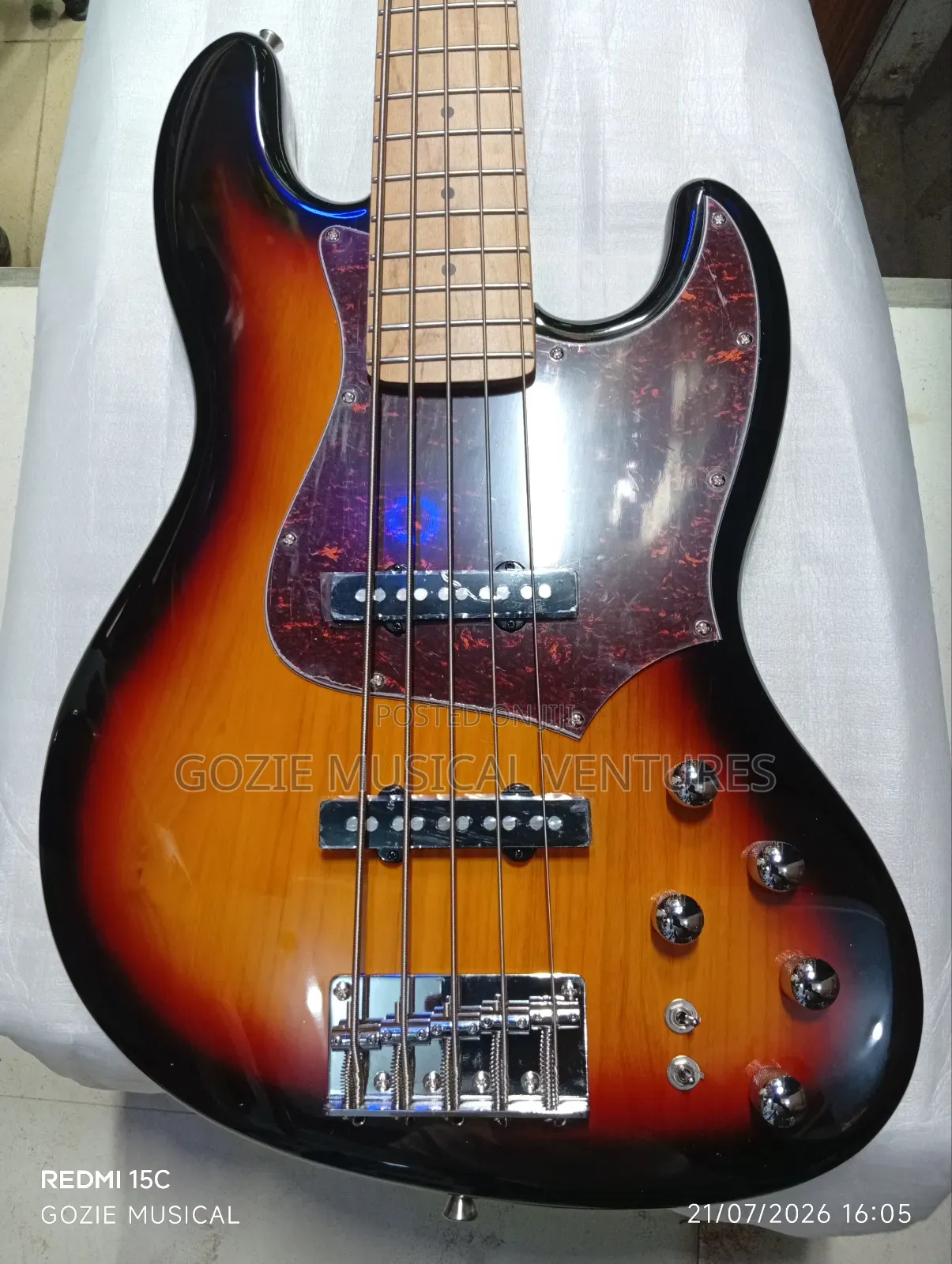 Luxars 6-String Ative Electric Bass Guitar.