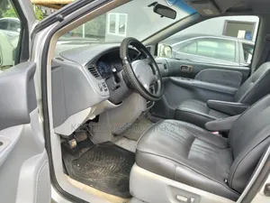 Toyota Sienna 2002 Silver