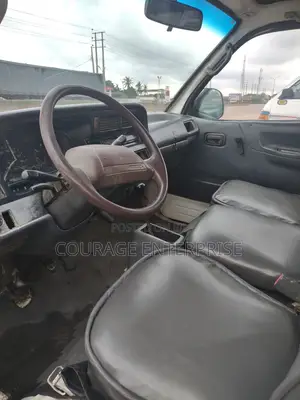 Toyota HiAce 2005 White