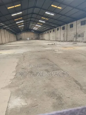Warehouse Measuring 2200sqm Located in Industrial Neighborhood