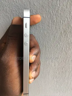 Apple iPhone SE 32 GB Silver