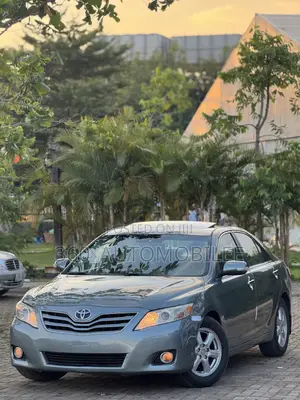Toyota Camry XLE 4dr Sedan (2.5L 4cyl 6AM) 2010 Gray