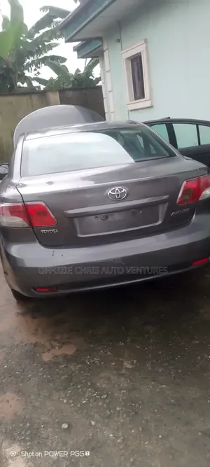 Toyota Avensis 2012 Silver