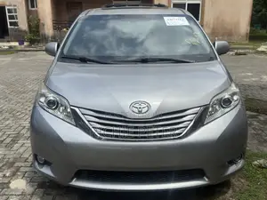 Toyota Sienna XLE Premium 7-Passenger 4dr Minivan AWD (3.5L 6cyl 6A)
